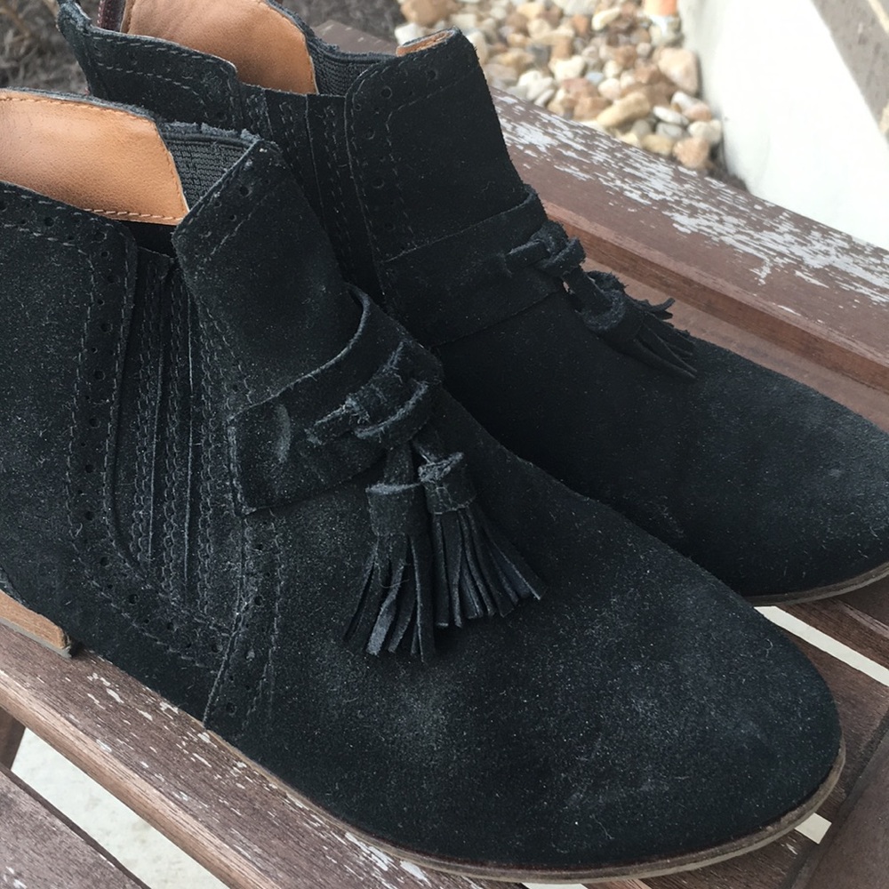 Ankle boots with tassels